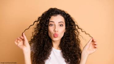 CURLY HAIR HACKS THAT WILL ADD SHINE AND MOISTURE TO YOUR CURLS